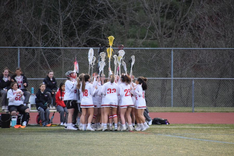 Girls+lax+in+a+huddle+before+the+Parkland+v.+Nazareth+game