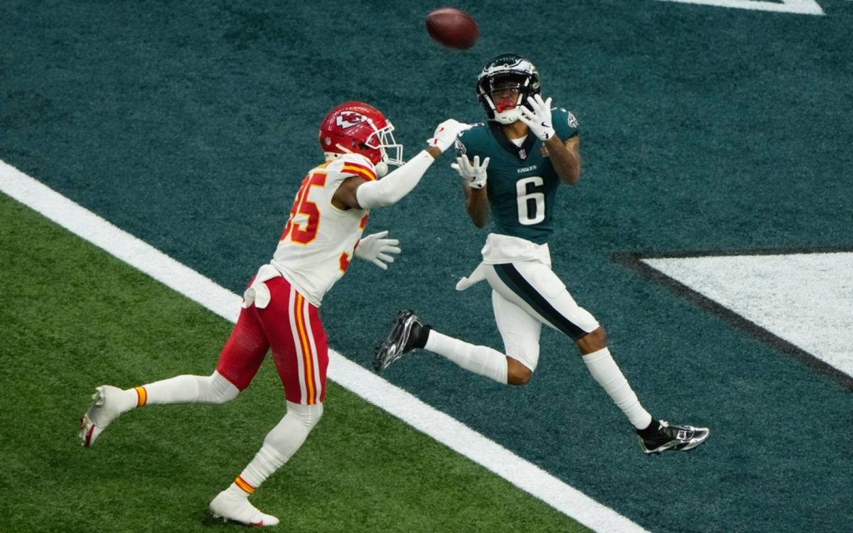 Eagles wide receiver DeVonta Smith (6) catching a touchdown pass in the third quarter.