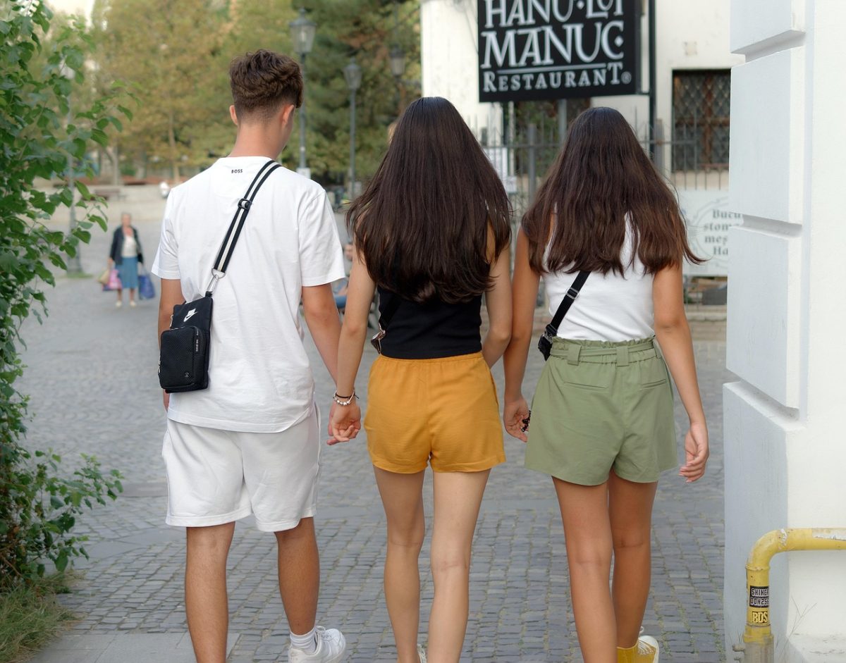 Teens walking down a street (Pixabay).