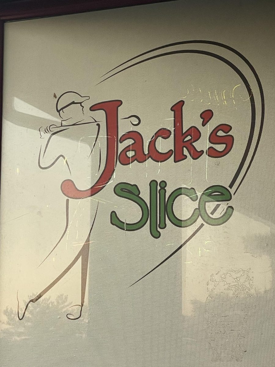 The sign of the restaurant depicts its proximity to the golf course.
